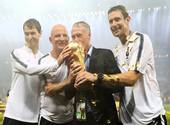 Didier Deschamps et staff de l'Equipe de France tiennent le trophée de la Coupe du Monde 2018