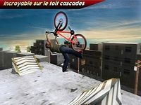 Cycliste sur le toit Stunt Man Cycliste sur le toit Stunt Man