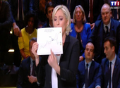 Marine Le Pen qui tient un graphique (template)