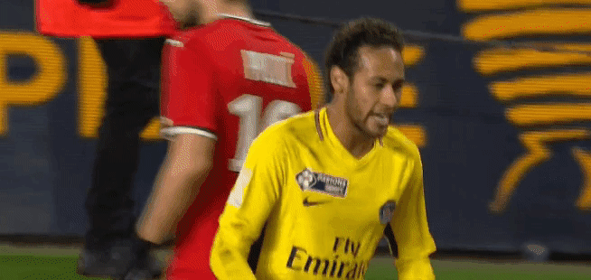 Neymar met un vent à Traoré Gifs animés