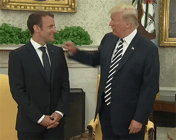Trump passe sa main sur l'épaule de Macron Gifs animés