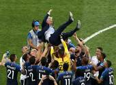 Didier Deschamps soulevé par l'Equipe de France