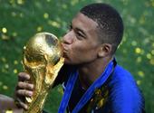 Mbappé embrasse le trophée de la Coupe du Monde 2018