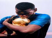 Pogba embrasse le trophée de la Coupe du Monde 2018
