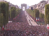 La foule se masse aux Champs Elysées pour l'arrivée des Bleus après leur victoire à la Coupe du Monde 2018