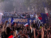 Le Bus des Bleus traverse les Champs-Elysée dans la foule